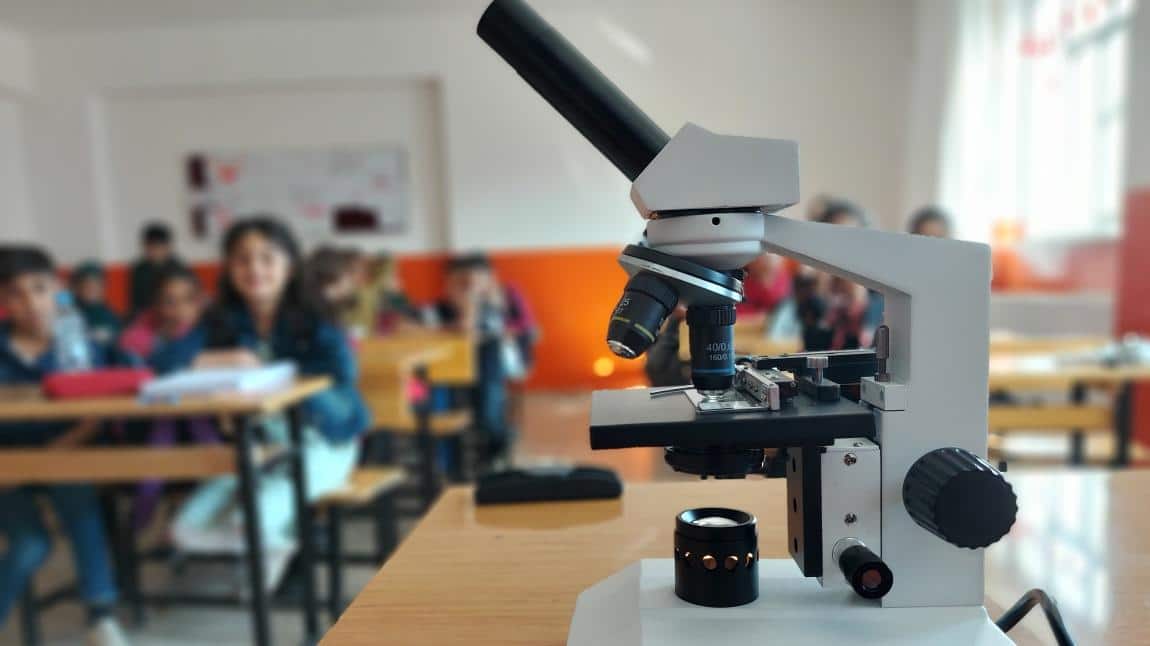 Fen Bilimleri Dersinde Mikroskop Vasıtası ile Kan Hücresi İnceledik